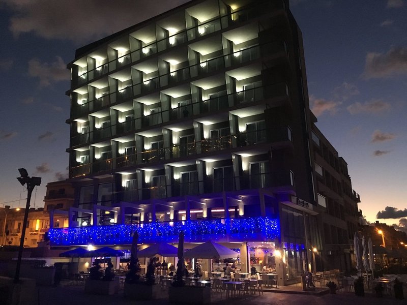 Water's Edge image 0