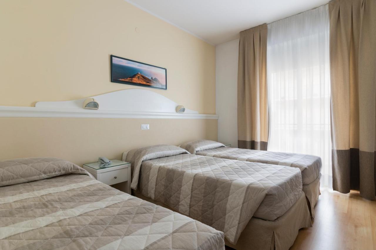 een hotelkamer met twee bedden en een raam bij Hotel Miami in Lido di Jesolo