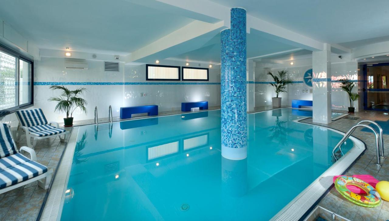 een zwembad in een huis met een zwembad bij Hotel Nord Est in Cattolica +71 foto's