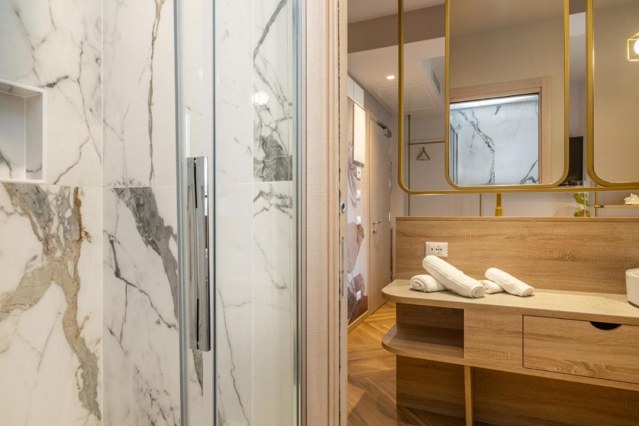 een badkamer met een douche en een televisie bij Salus Smart & Chic Hotel in Lido di Jesolo
