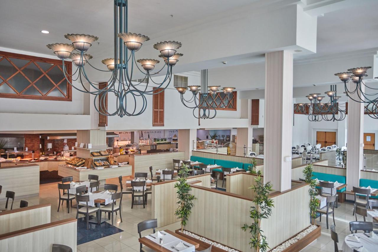 een afbeelding van een restaurant met tafels en stoelen bij Sandos Papagayo in Playa Blanca
