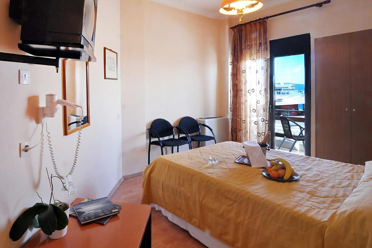 een kamer met een bed en een tafel met een fruitschaal erop. bij Hotel Atlantis in Corfu-stad
