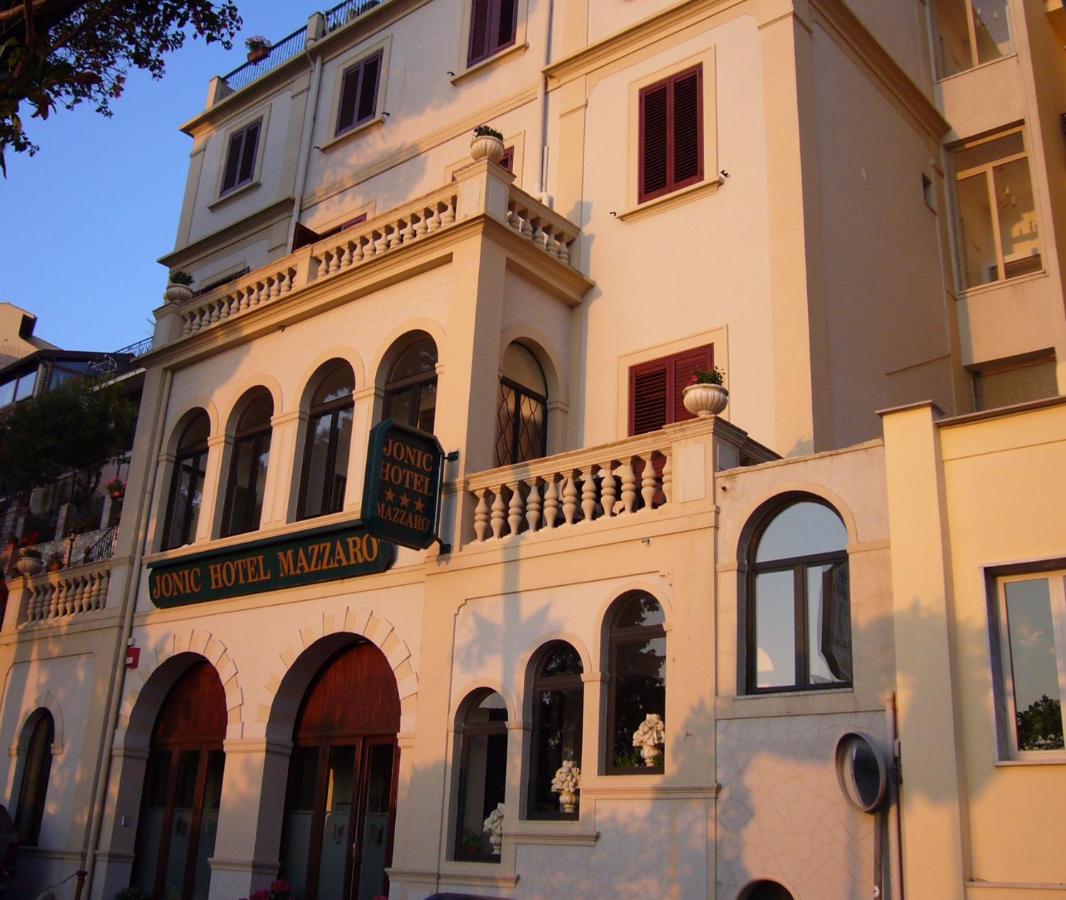 een gebouw met een balkon aan de zijkant bij Jonic Hotel Mazzarò in Taormina