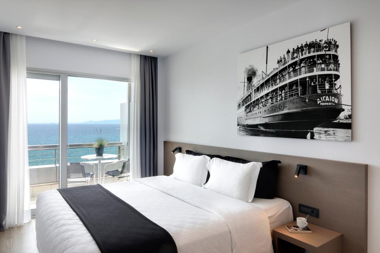 een slaapkamer met een groot bed en een groot schilderij van een schip bij Poseidon Athens Hotel in Athene
