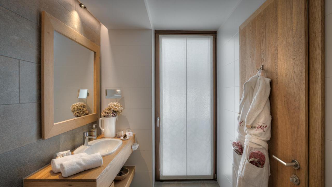 een badkamer met een wastafel en een spiegel bij Il Tyrol in San Candido