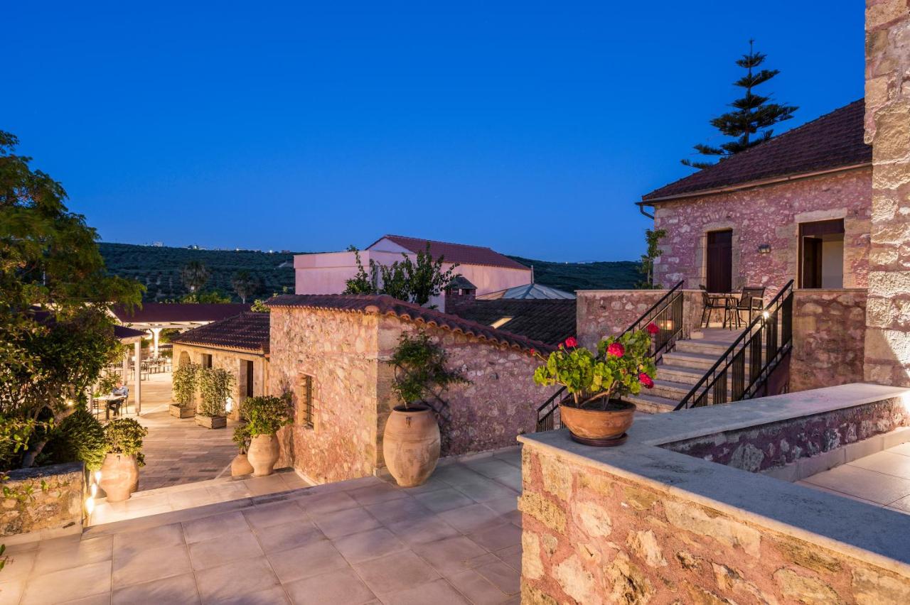 een huis met een balkon waarop potplanten staan bij Spilia Village Hotel & Villas in Spiliá