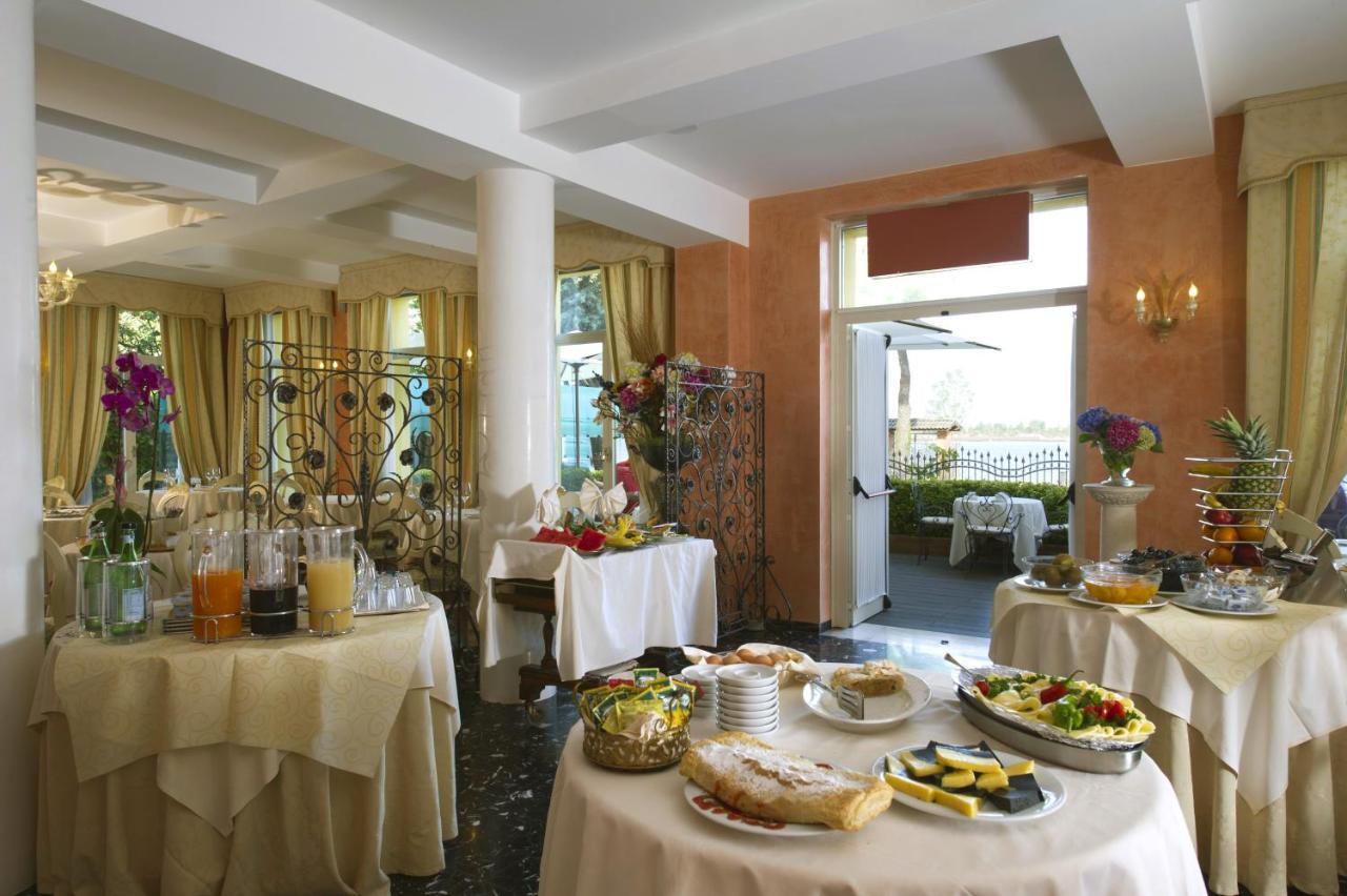 een kamer met twee tafels waarop eten staat bij Viktoria Palace Hotel in Venetië-Lido