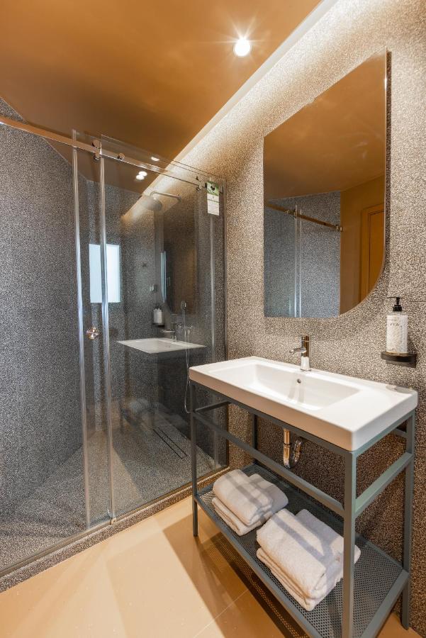een badkamer met een wastafel en een spiegel bij Evripides Hotel in Athene