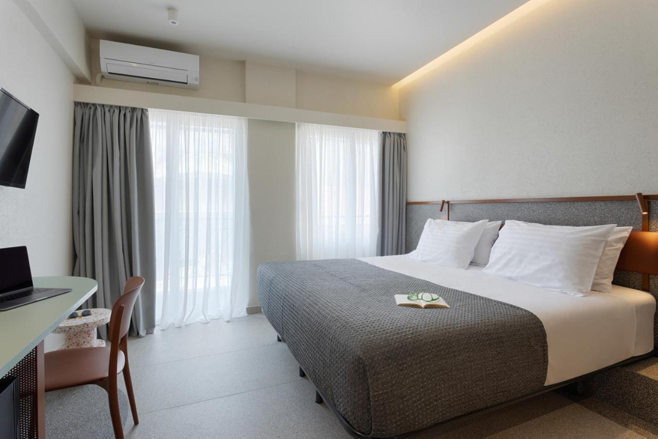 een hotelkamer met een bed en een bureau bij Evripides Hotel in Athene