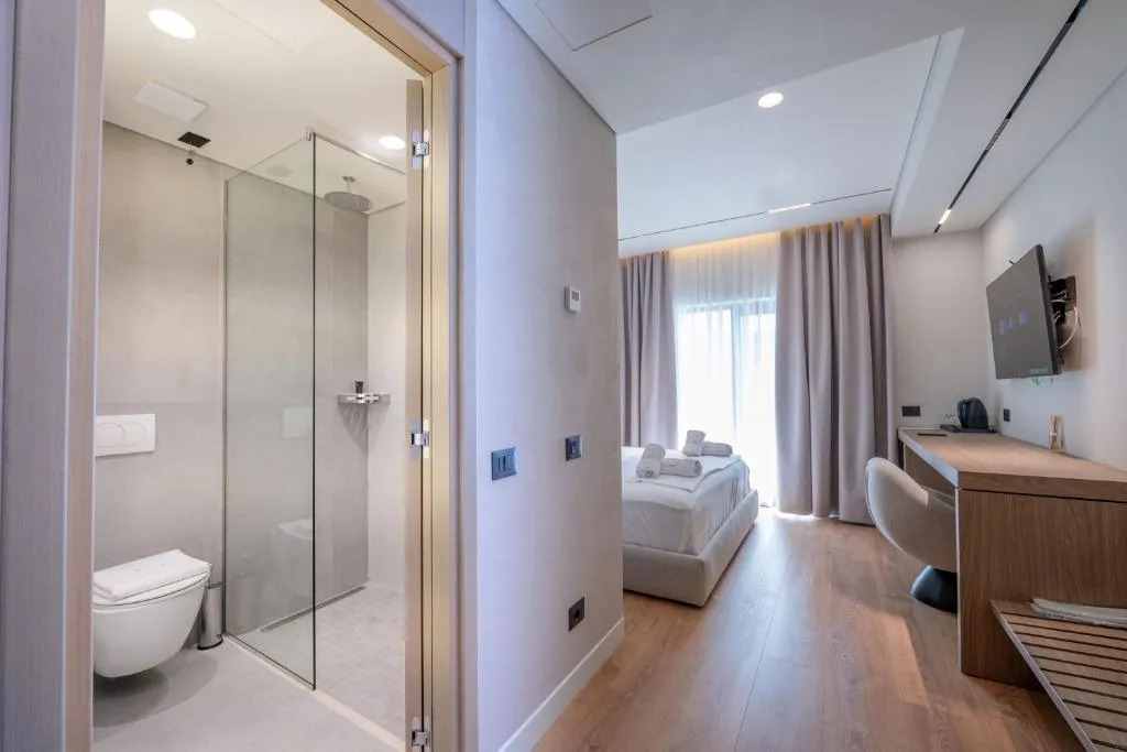 Badkamer met ligbad — Grand Hotel Saranda