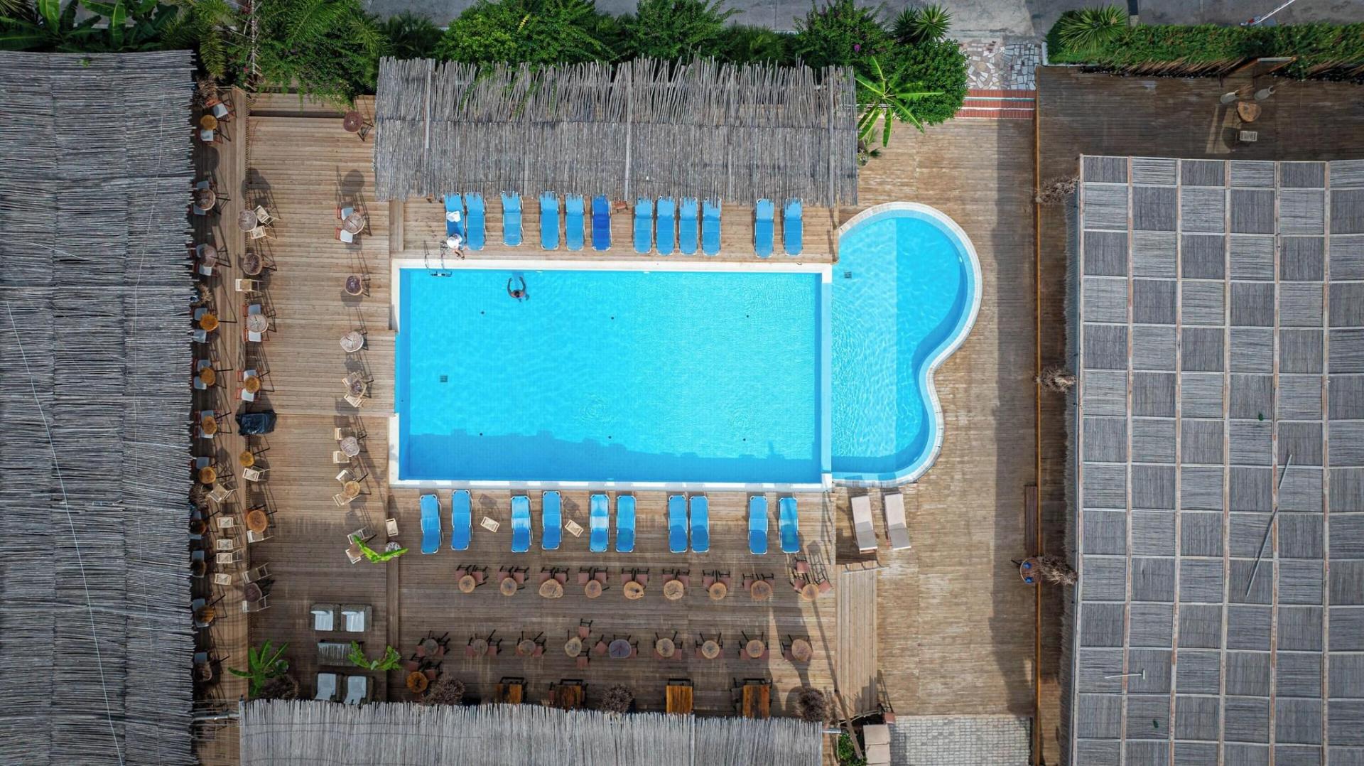 Zwembad omringd door palmbomen — Grand Hotel Saranda