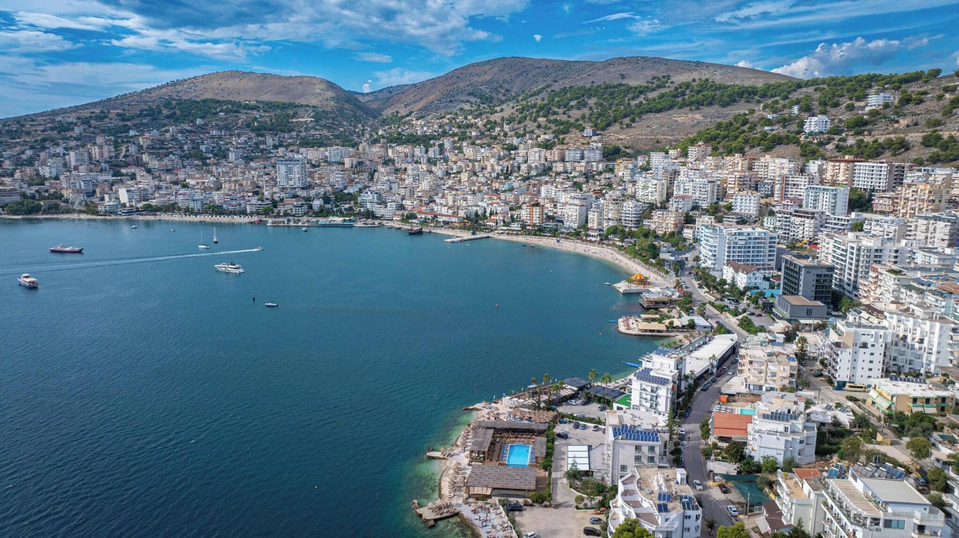 Zeezicht vanaf het balkon — Grand Hotel Saranda