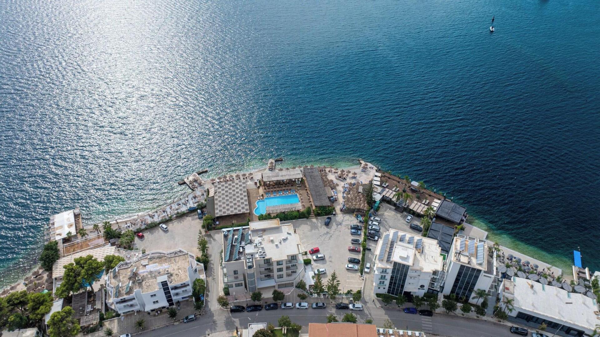 Zeezicht vanaf het balkon — Grand Hotel Saranda
