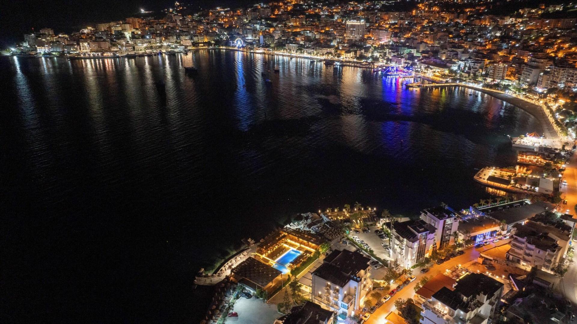 Skyline-uitzicht over de stad — Grand Hotel Saranda