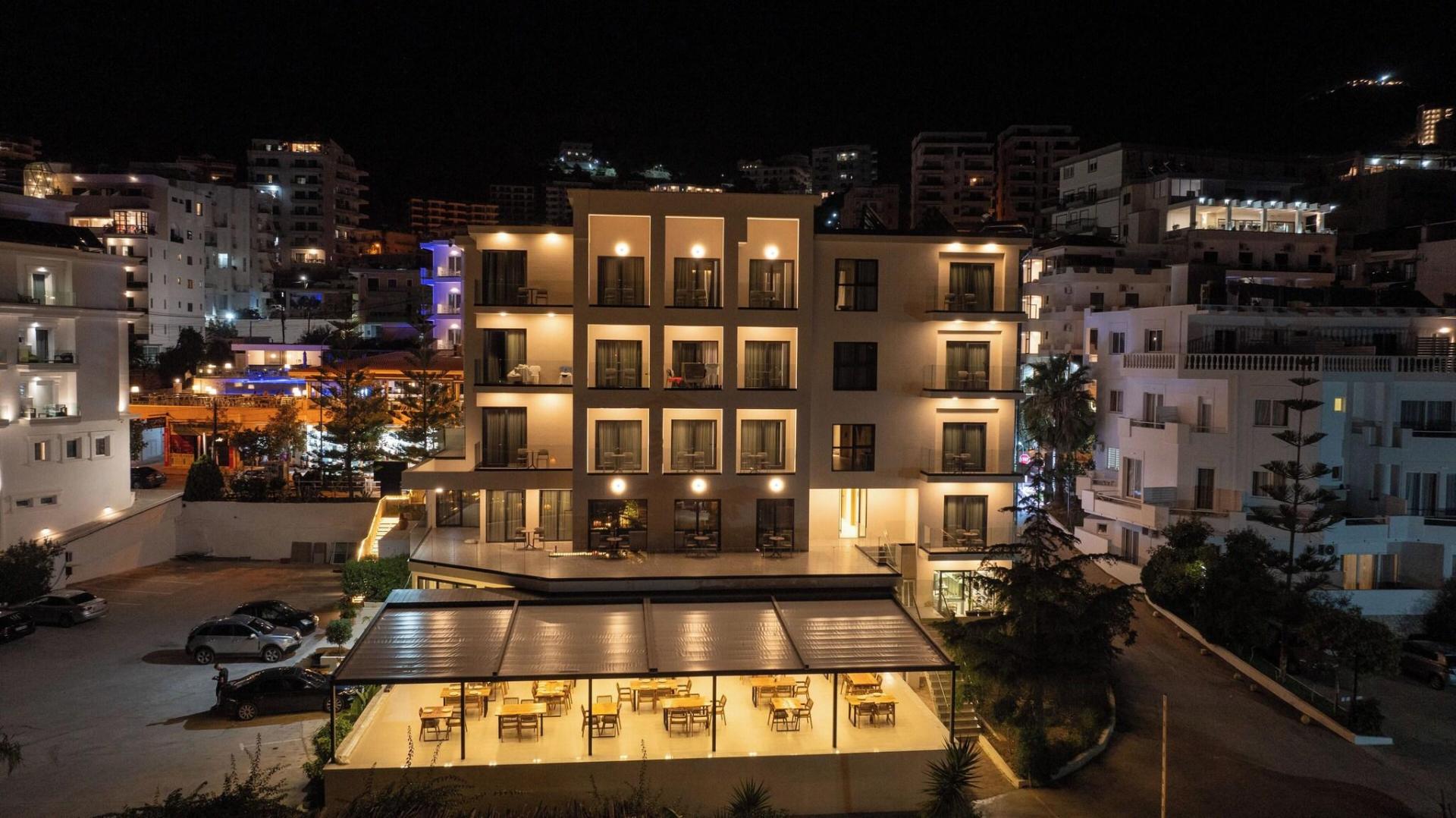 Zeezicht vanaf het balkon — Grand Hotel Saranda