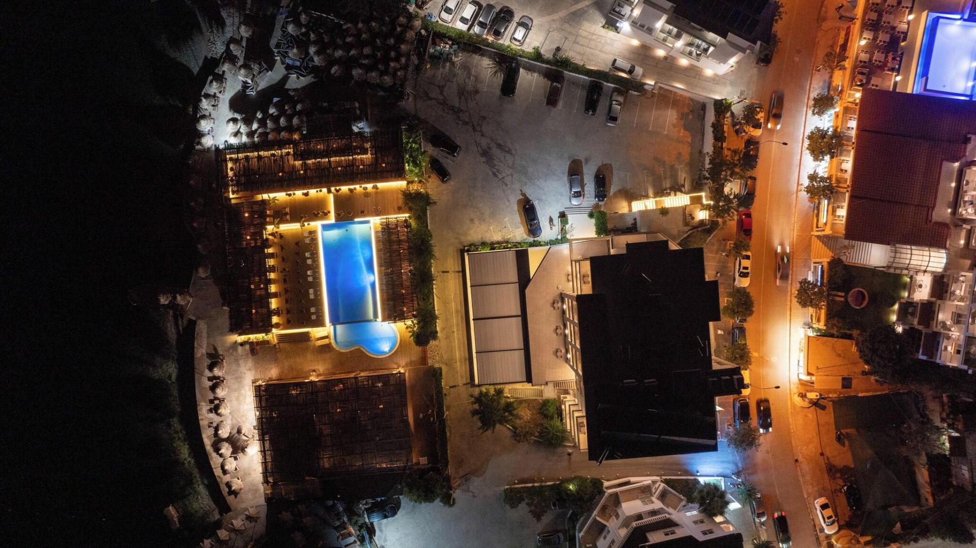 Zwembad omringd door palmbomen — Grand Hotel Saranda