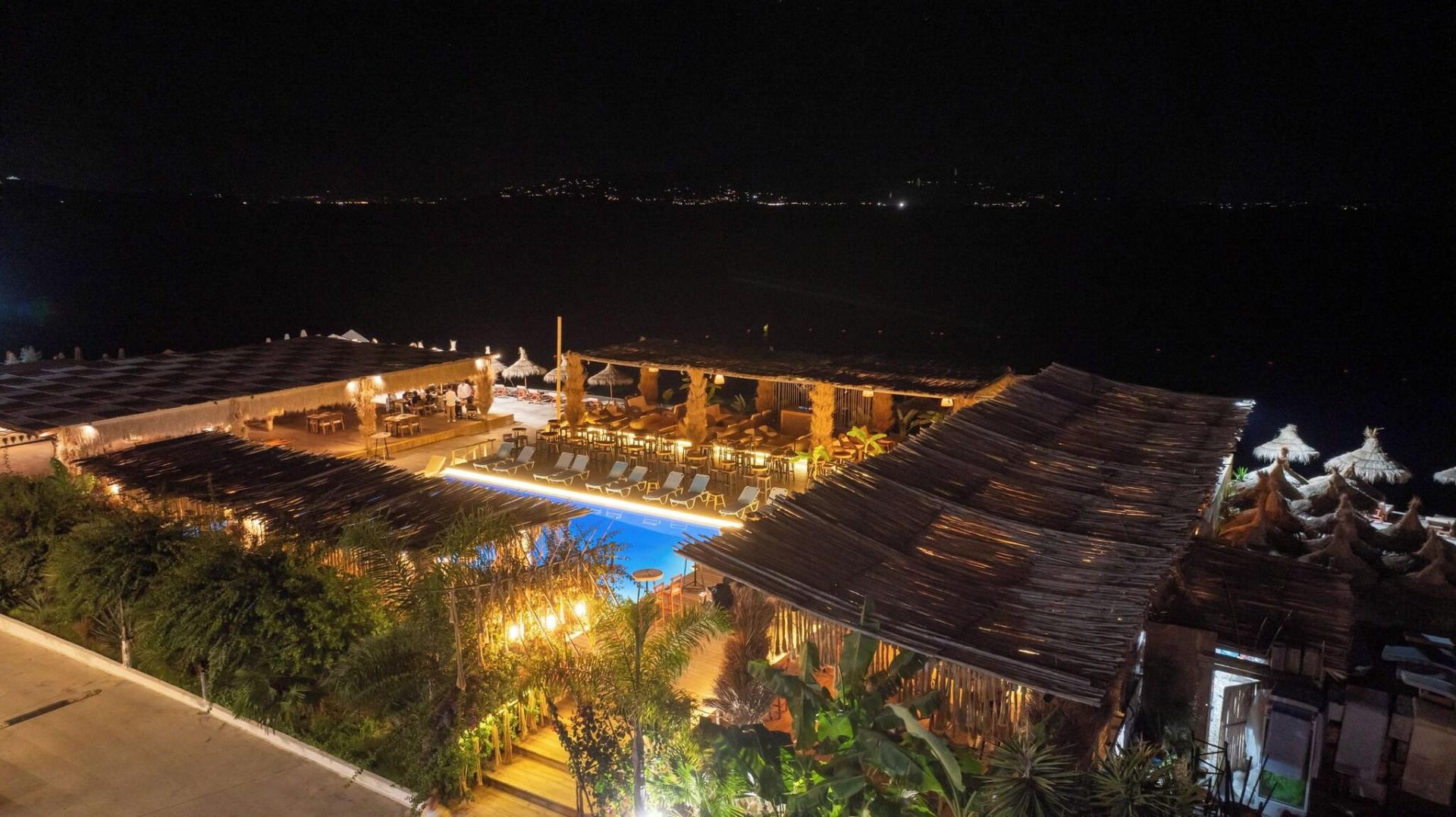 Zeezicht vanaf het balkon — Grand Hotel Saranda