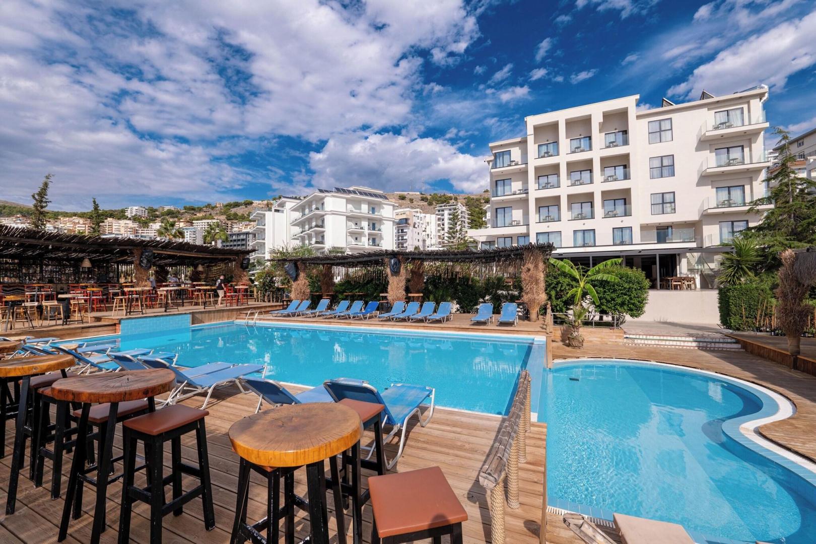Buitenzwembad met ligbedden — Grand Hotel Saranda