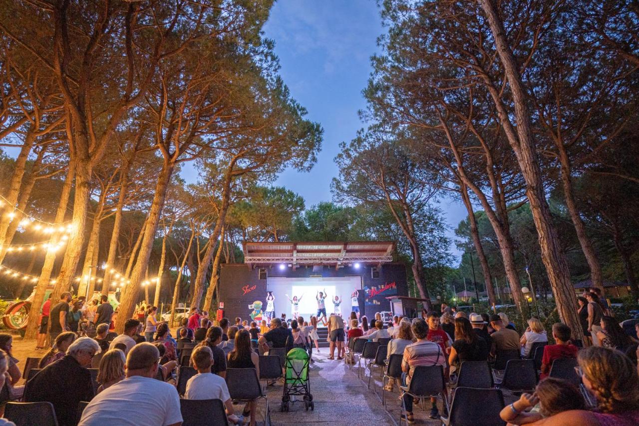een menigte mensen die naar een concert op een podium kijken bij Club del Sole Jesolo Family Resort in Lido di Jesolo +1
