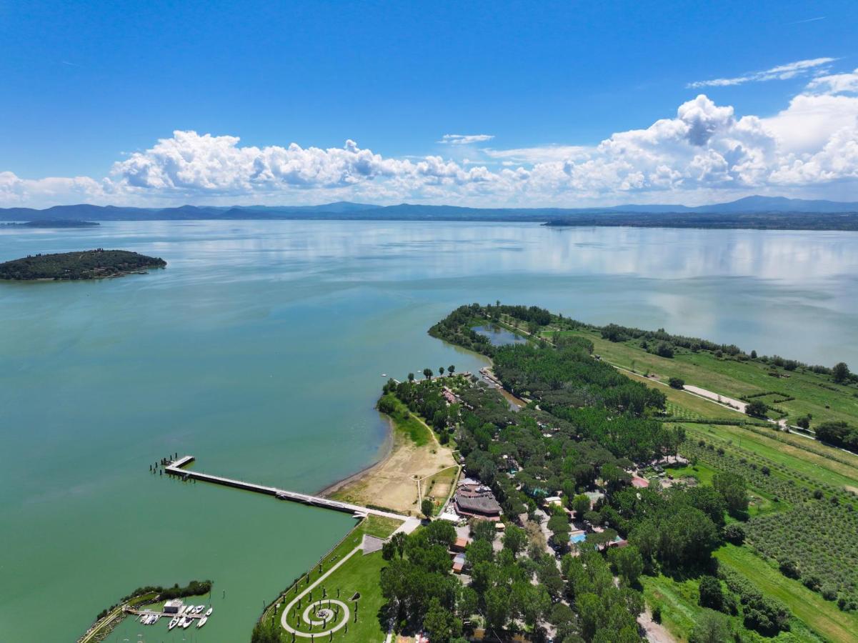 een luchtfoto van een eiland in het midden van een meer bij Camping Village Punta Navaccia in Tuoro sul Trasimeno
