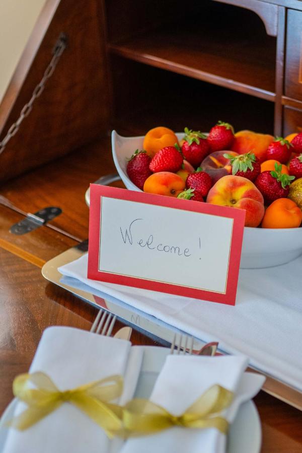 een bord aardbeien en een fruitschaal bij Hotel Isabella in Taormina