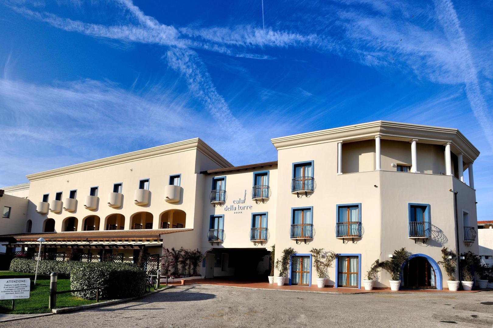 Mediterraans hotelgebouw — Cala della Torre Resort
