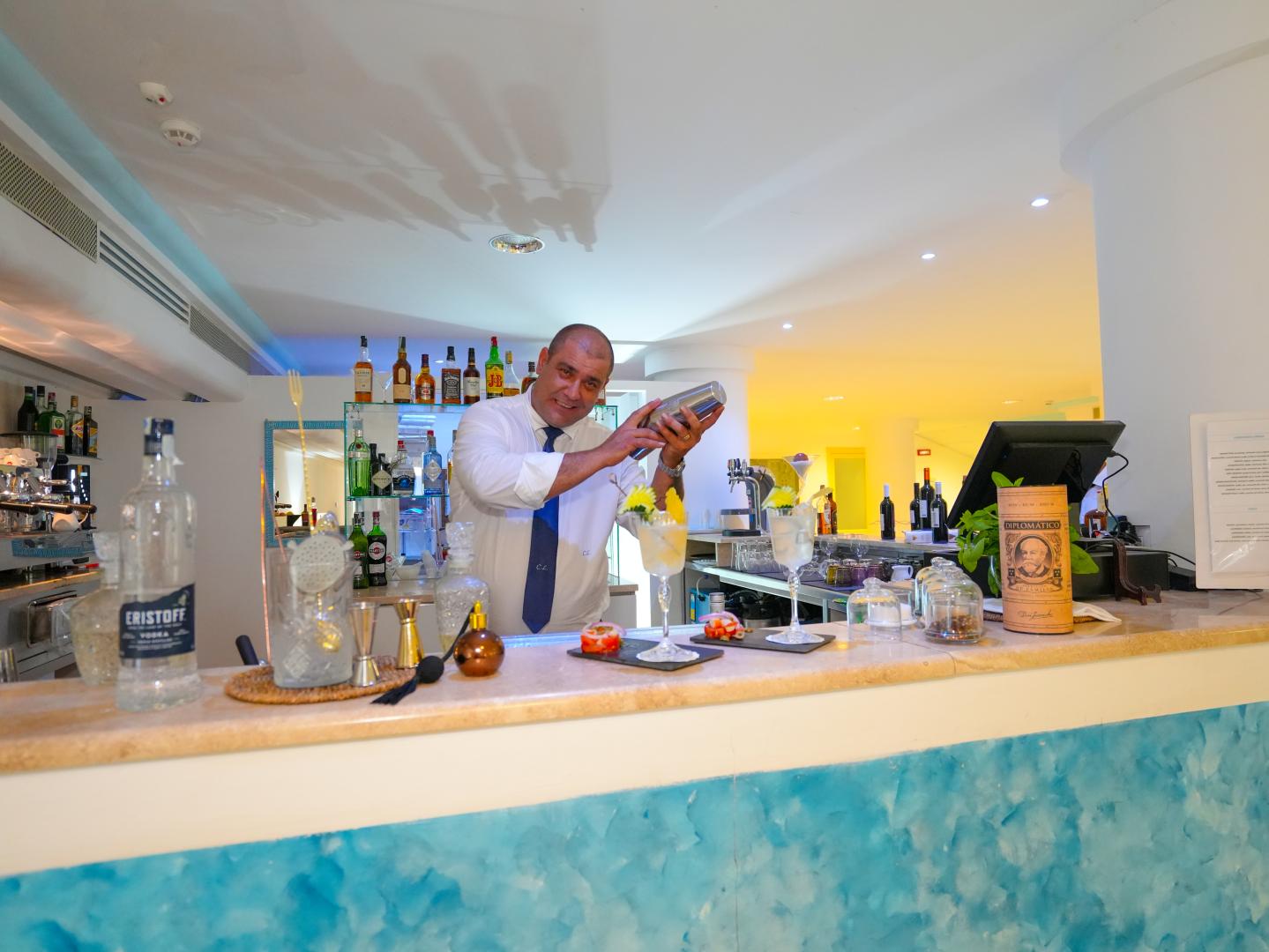 Bar met drankenselectie — Cala della Torre Resort
