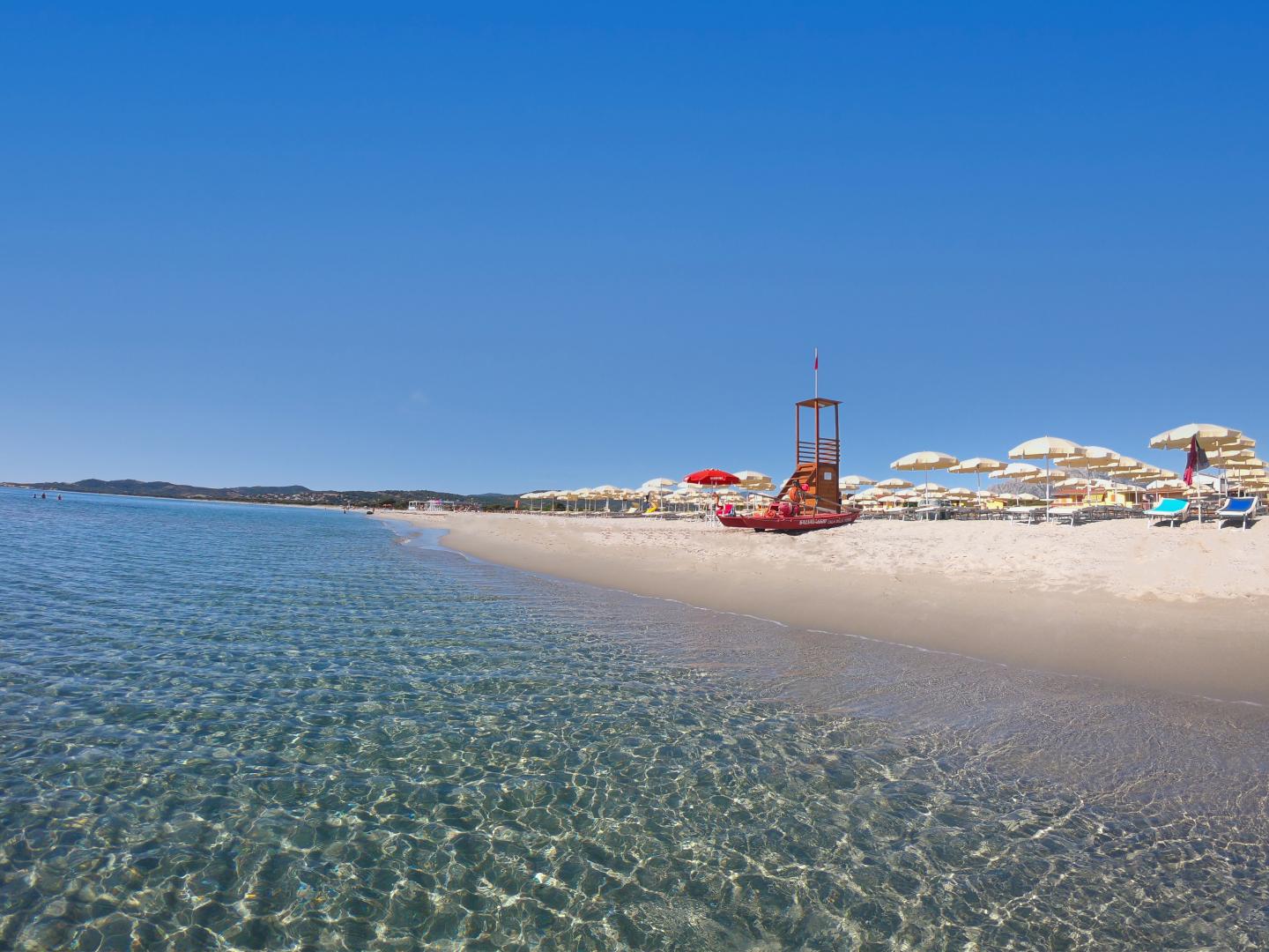 Wit zandstrand met turquoise water — Cala della Torre Resort
