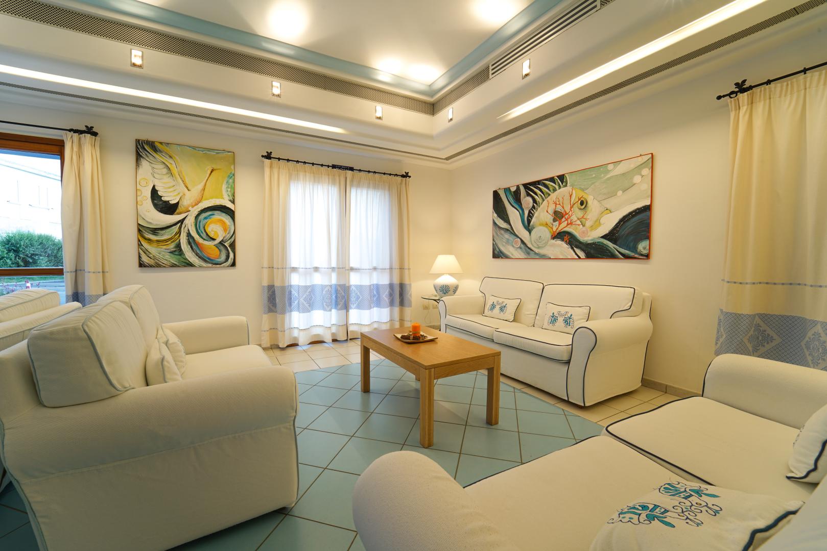 Suite met zithoek — Cala della Torre Resort