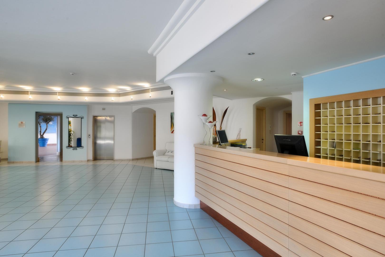 Lobby met receptie — Cala della Torre Resort
