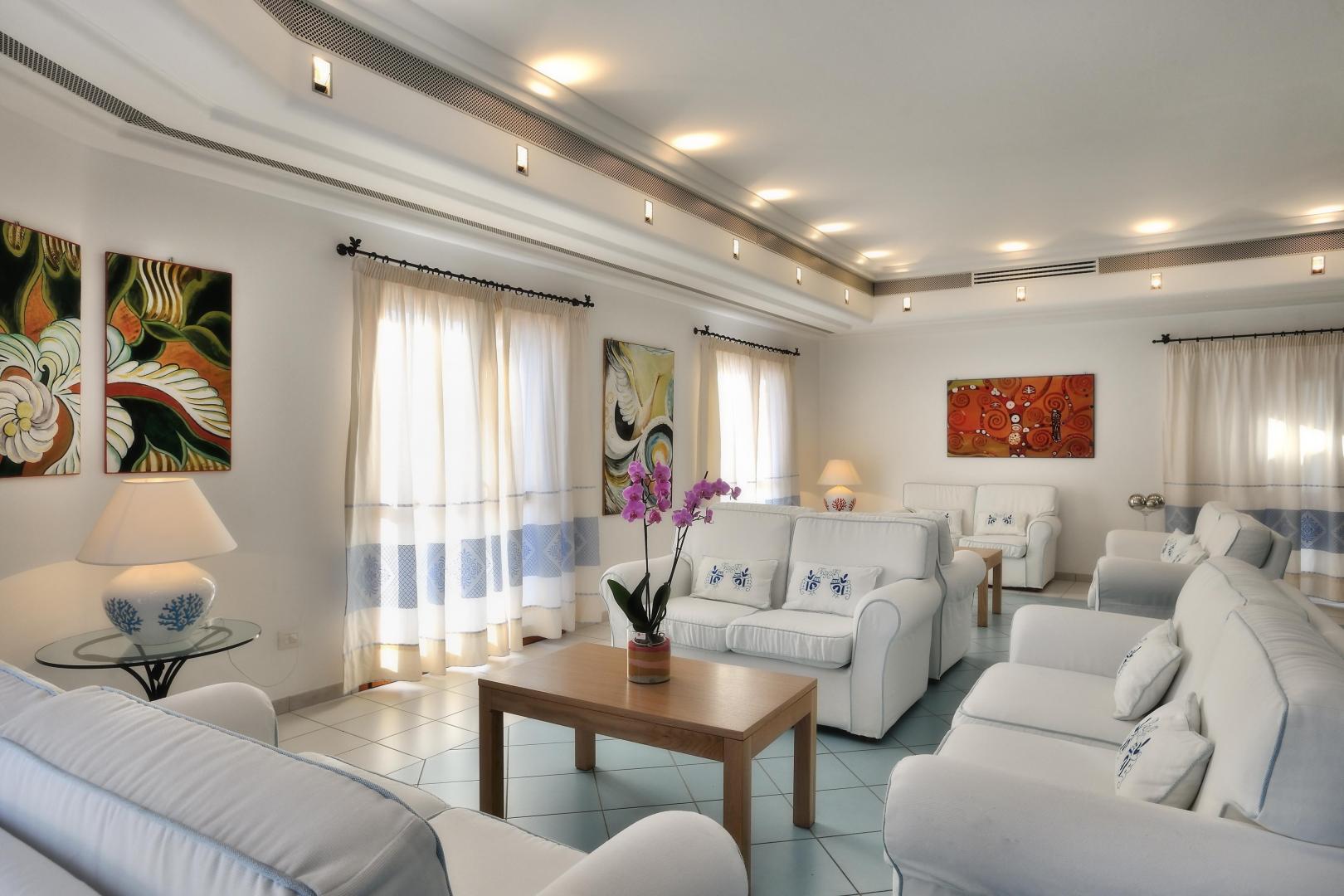 Suite met zithoek — Cala della Torre Resort