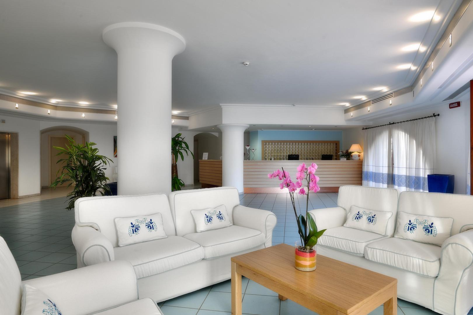 Lobby met receptie — Cala della Torre Resort