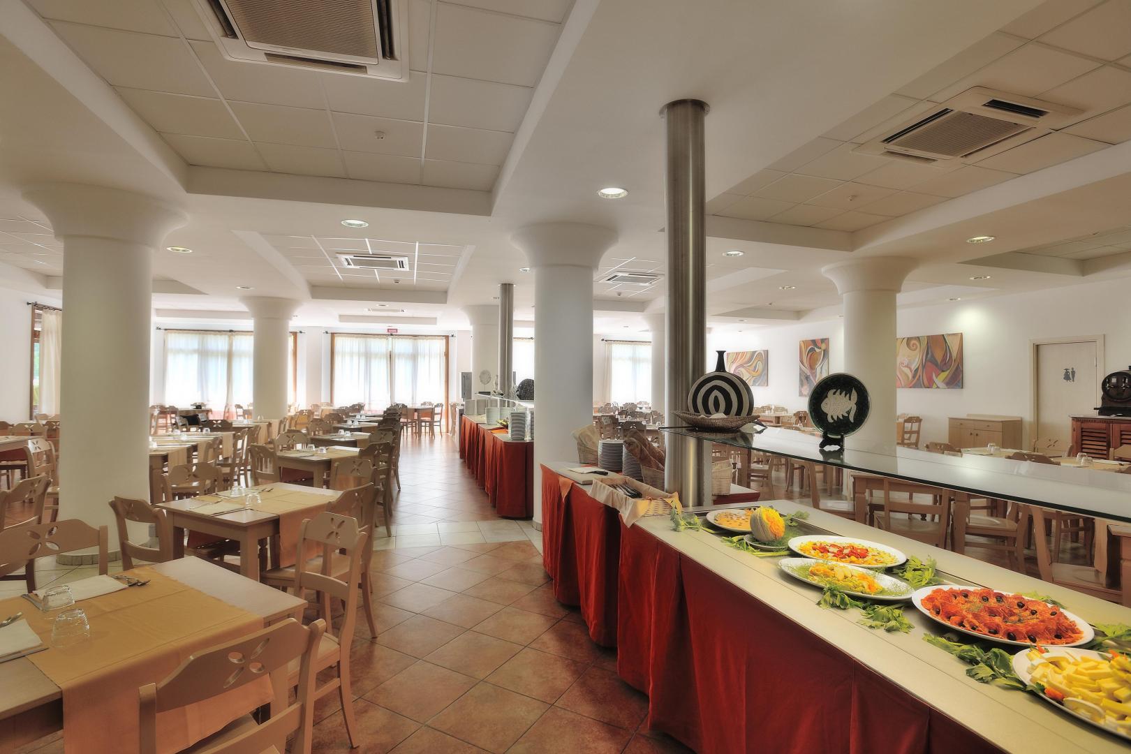 Restaurant met gedekte tafels — Cala della Torre Resort