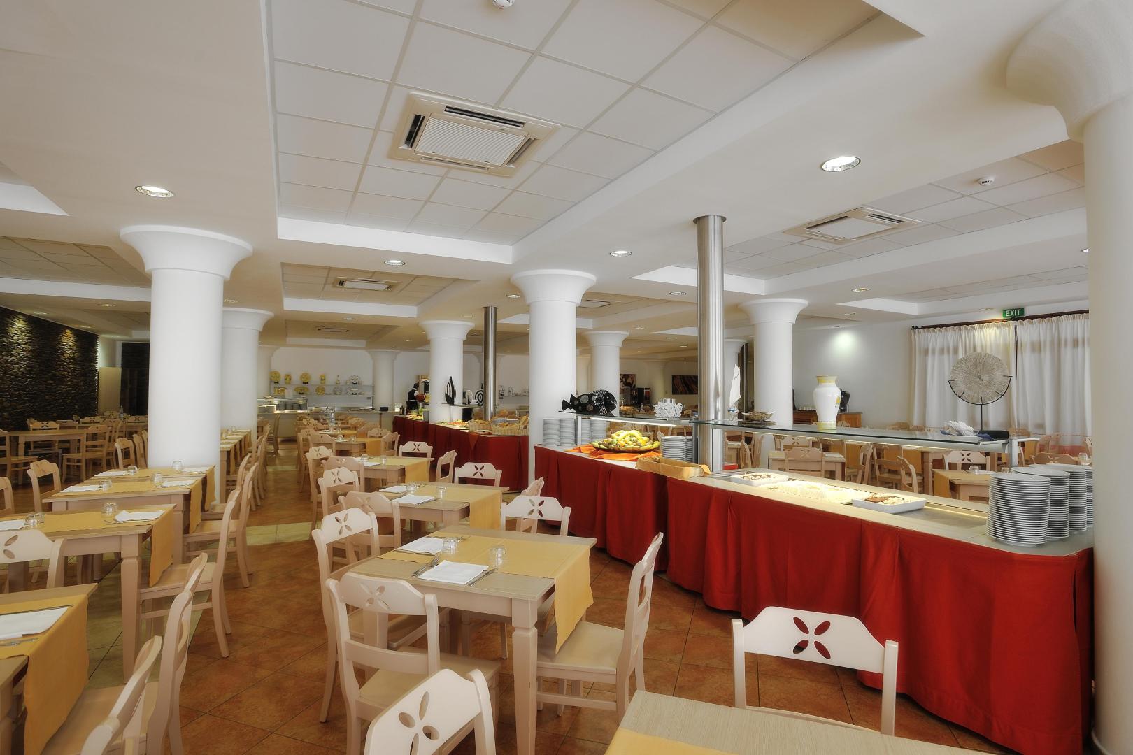 Restaurant met gedekte tafels — Cala della Torre Resort