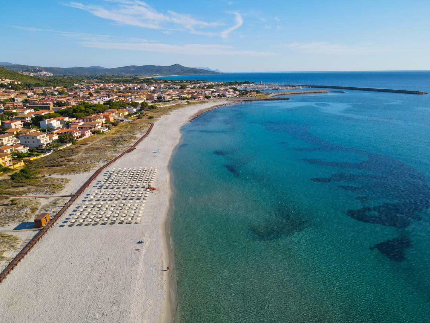 Wit zandstrand met turquoise water — Cala della Torre Resort
