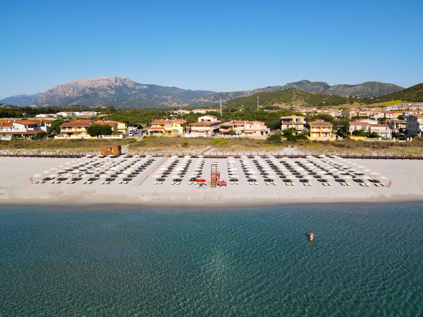 Privéstrand met parasols — Cala della Torre Resort