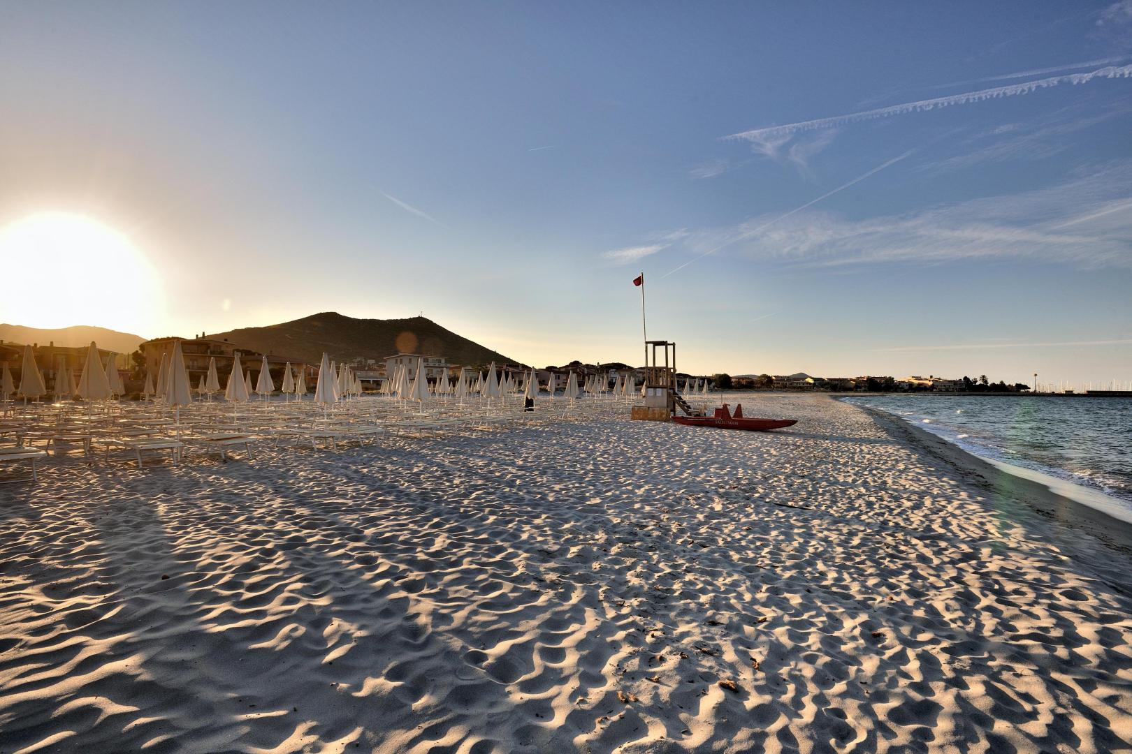 Privéstrand met parasols — Cala della Torre Resort
