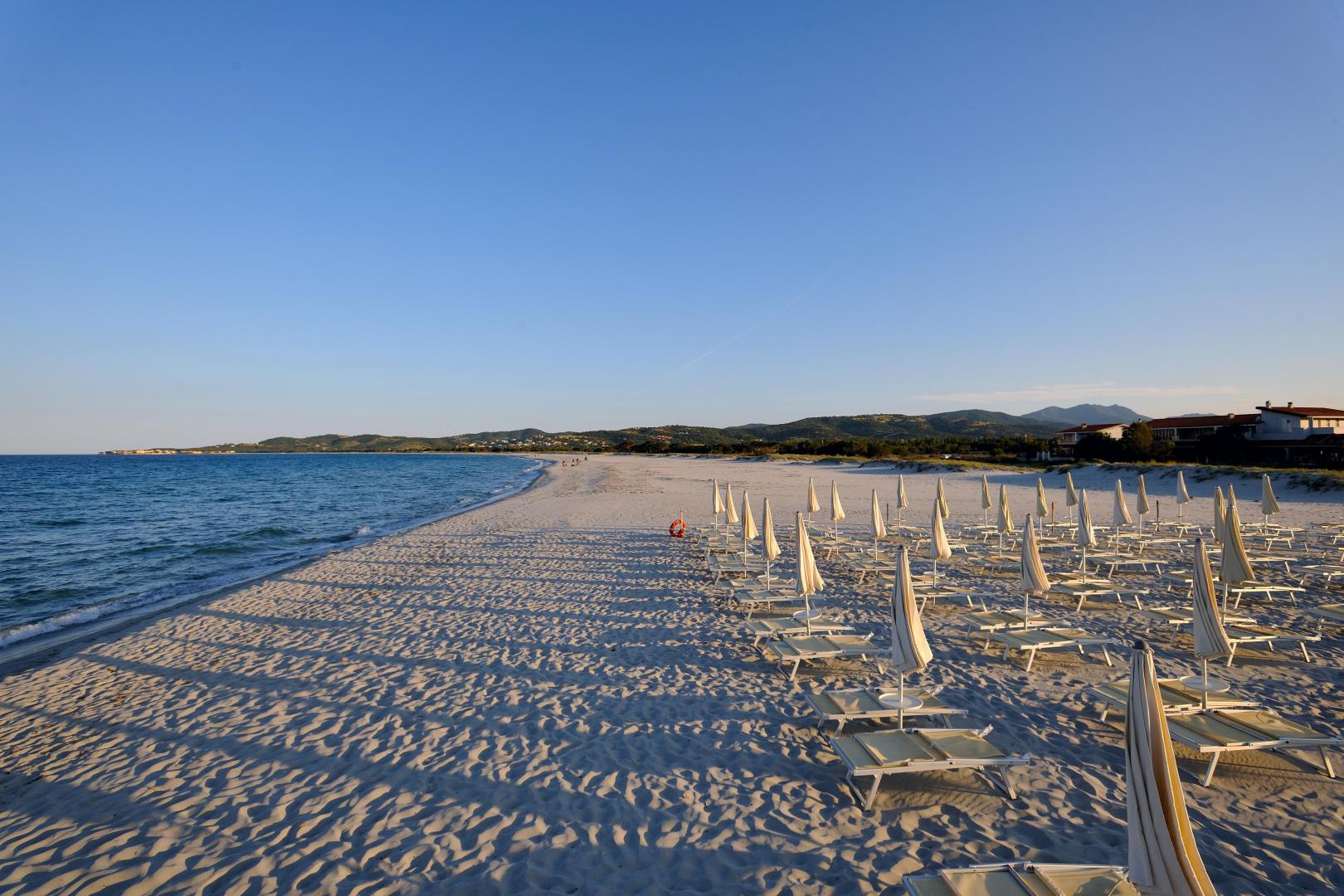Wit zandstrand met turquoise water — Cala della Torre Resort
