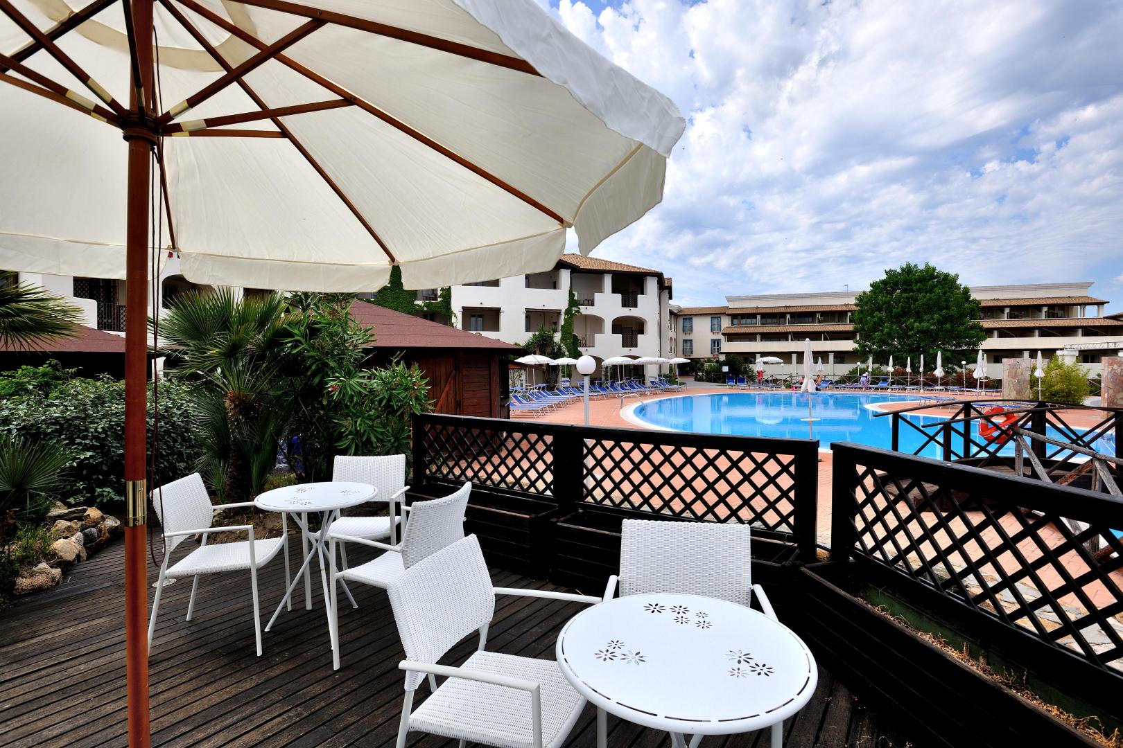 Buitenzwembad met ligbedden — Cala della Torre Resort