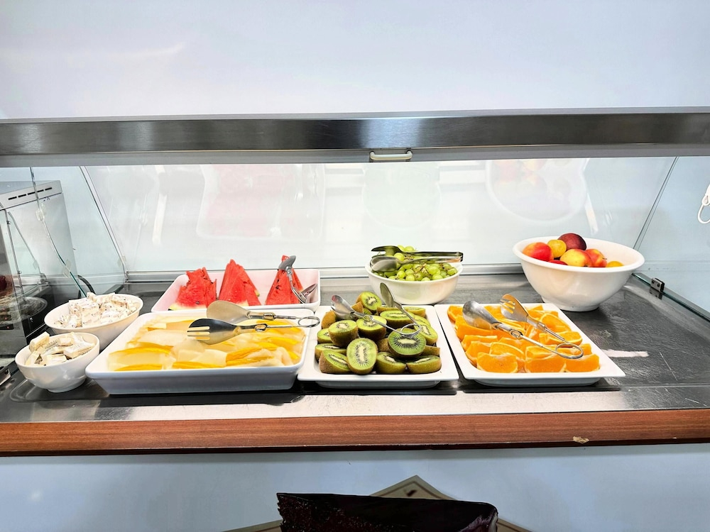 Buffet met diverse gerechten — Hotel Selva Arenal