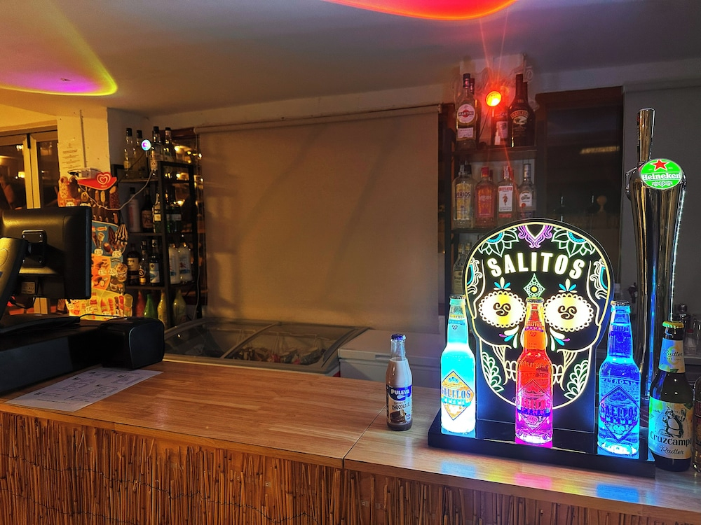 Bar met drankenselectie — Hotel Selva Arenal