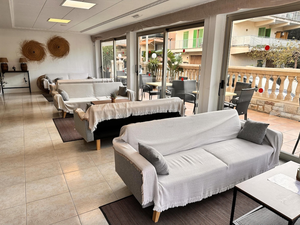 Restaurant met gedekte tafels — Hotel Selva Arenal