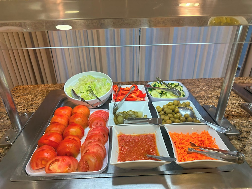 Buffet met diverse gerechten — Hotel Selva Arenal