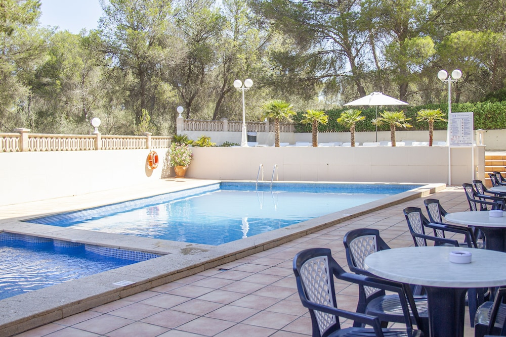Buitenzwembad met ligbedden — Hotel Selva Arenal