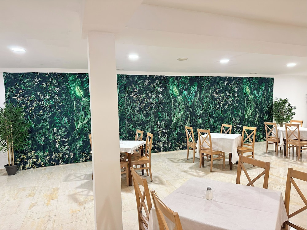 Restaurant met gedekte tafels — Hotel Selva Arenal