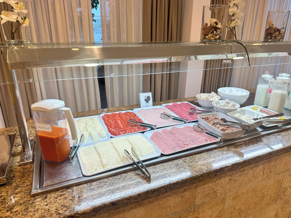 Buffet met diverse gerechten — Hotel Selva Arenal