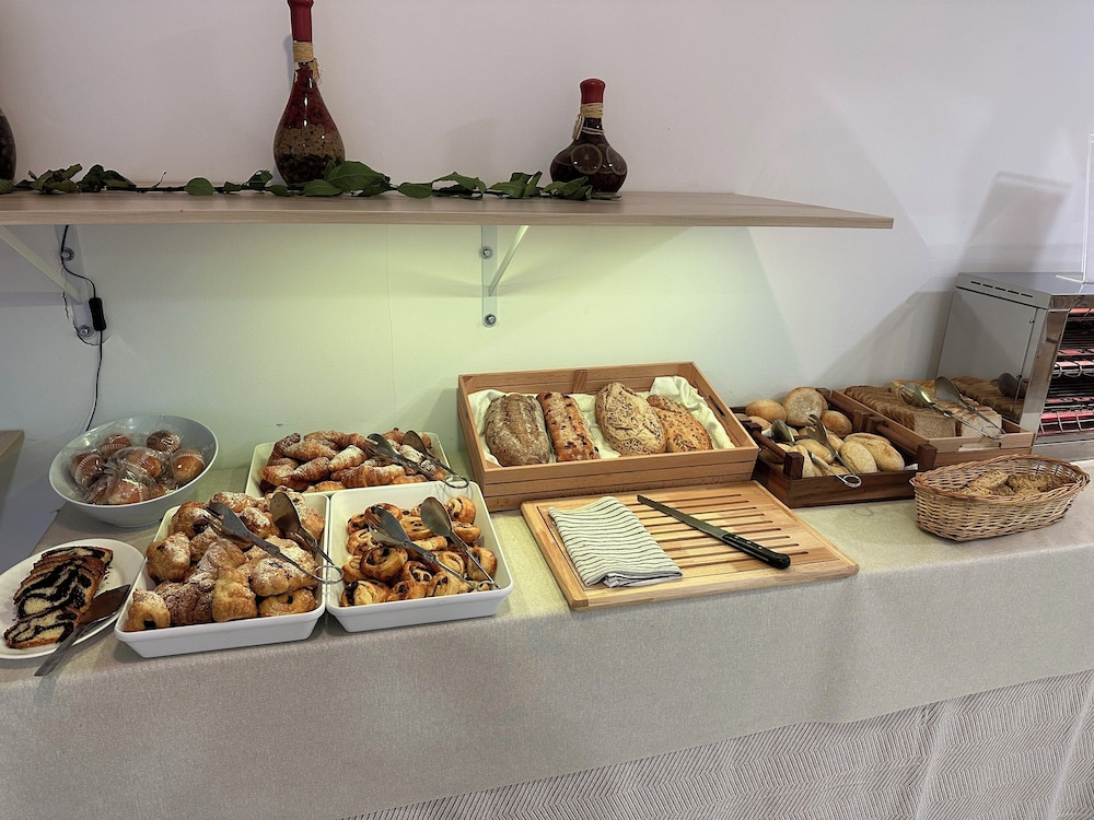 Buffet met diverse gerechten — Hotel Selva Arenal