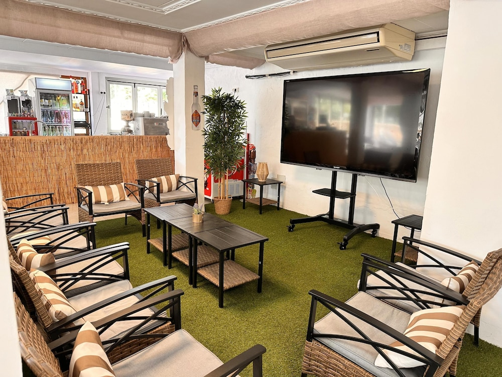 Restaurant met gedekte tafels — Hotel Selva Arenal