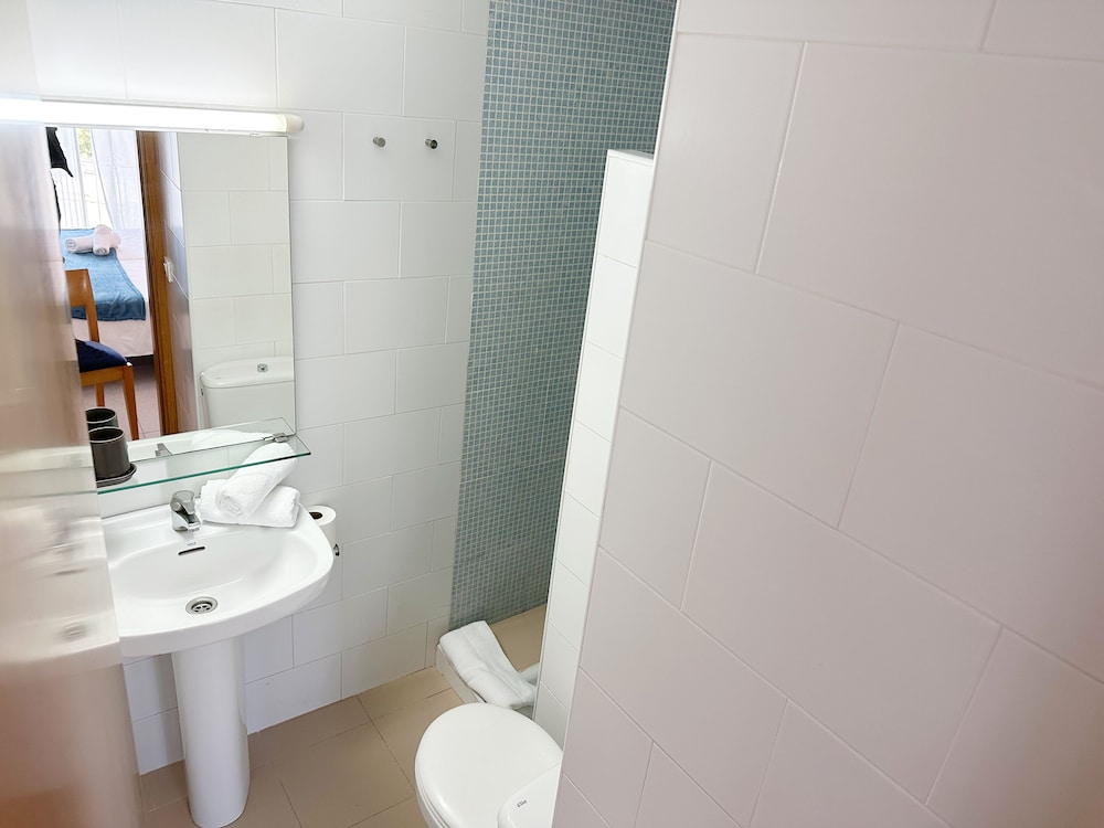 Badkamer met inloopdouche — Hotel Selva Arenal