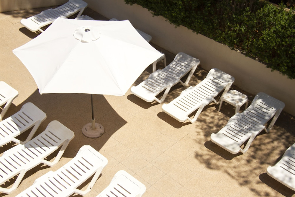 Buitenzwembad met ligbedden — Hotel Selva Arenal